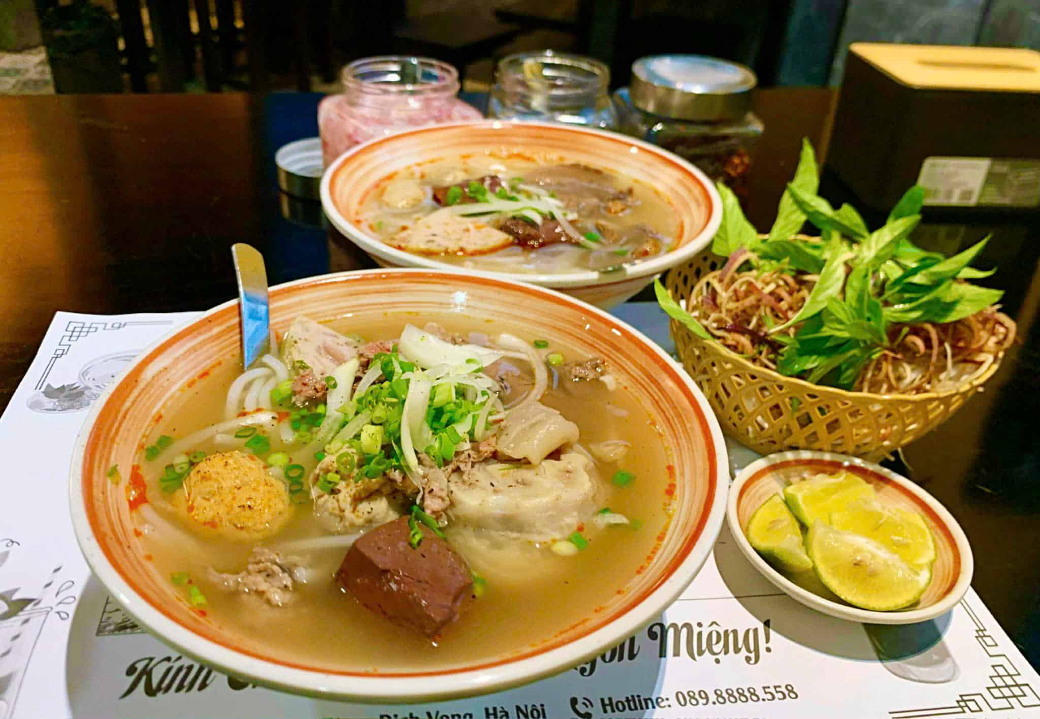 Quán bún bò Huế có nước dùng sánh ngọt từ xương ninh 20 giờ