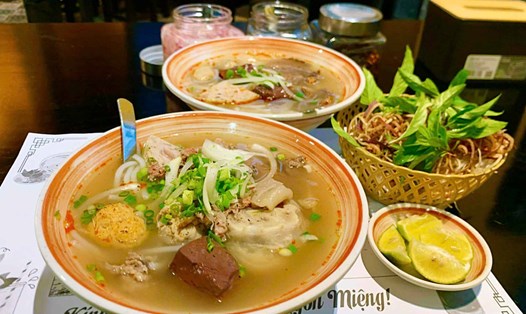 Một bát bún bò Huế với đầy đặn nguyên liệu tươi ngon. Ảnh: Hải Ly
