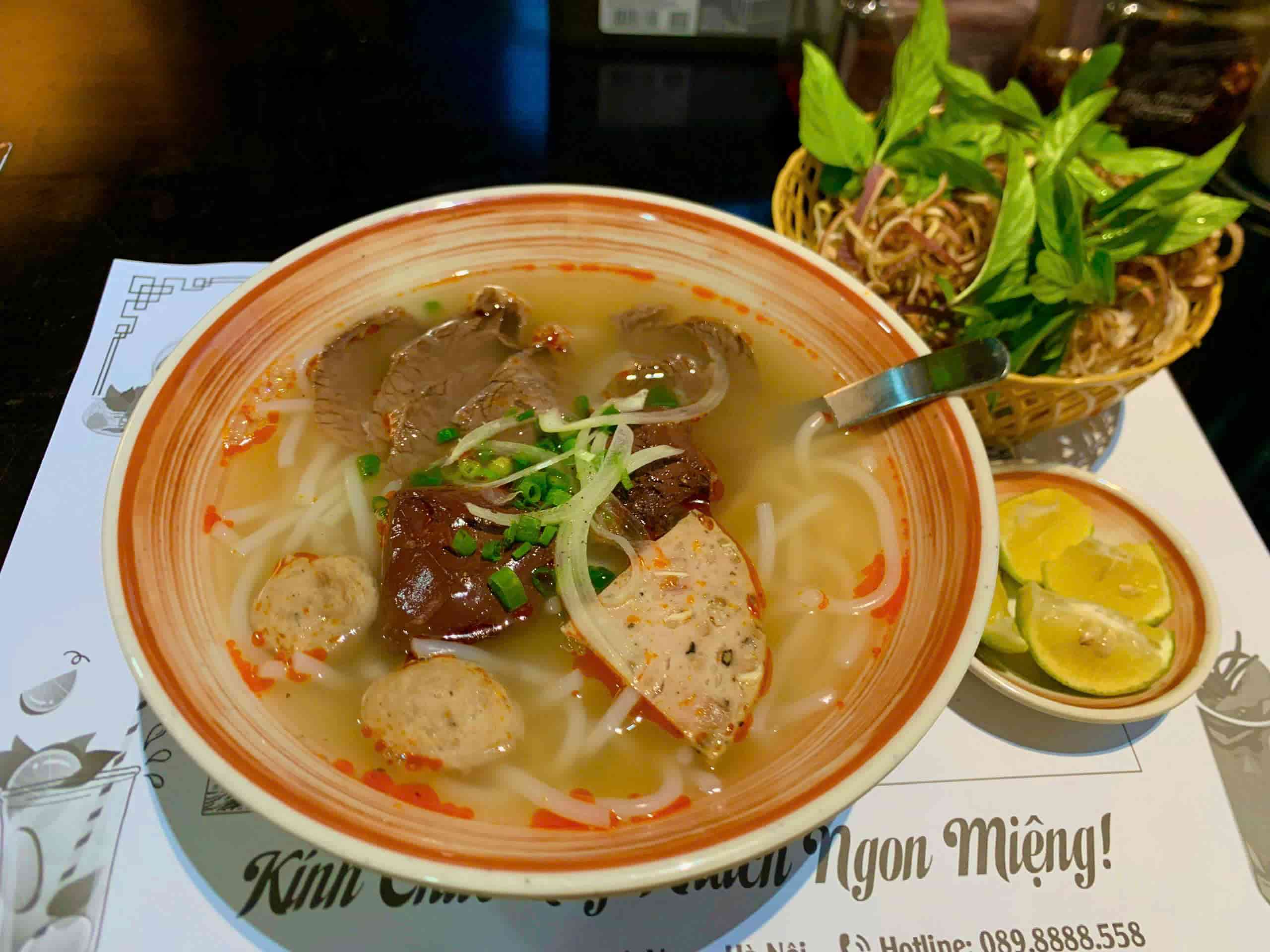 Mot bat bun bo Hue day du cua quan. Anh: Hoai Lan