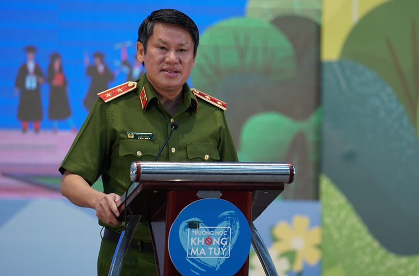 Trung tướng Nguyễn Văn Viện - Cục trưởng C04 nói về tình trạng ngáo đá, loạn thần tại buổi tổ chức cuộc thi "Trường học không ma túy" ngày 15.10. Ảnh: H.Hà