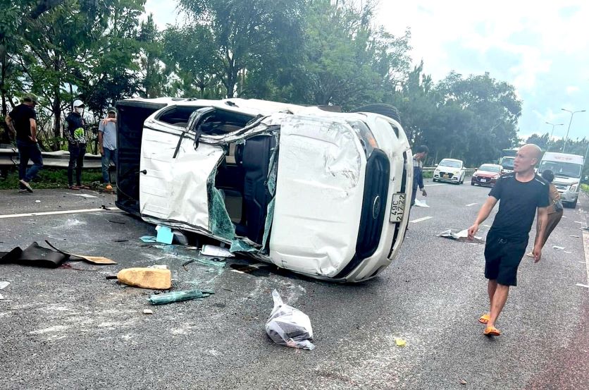 Pickup truck suddenly overturned on the highway. Photo: Pham Quang