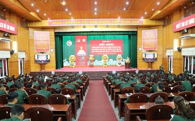 Military Region 5 held a conference to announce the decision of the Minister of National Defence, assigning the task of merging and reorganizing the Logistics Department and the Technical Department. Photo: VGP