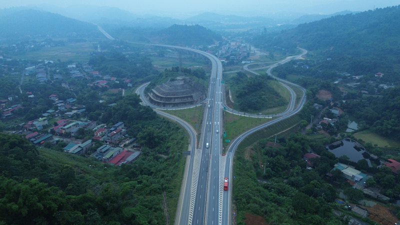 Billions invested to expand 2 intersections connecting Noi Bai - Lao Cai expressway. Photo: Dinh Dai.
