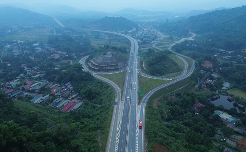 Billions invested to expand 2 intersections connecting Noi Bai - Lao Cai expressway. Photo: Dinh Dai.