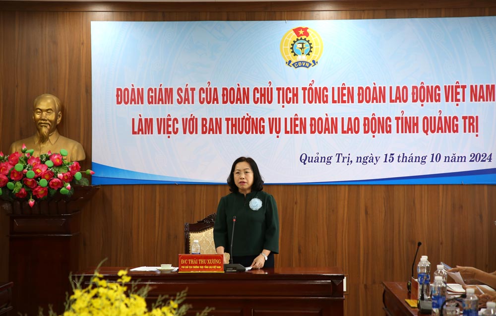 Ms. Thai Thu Xuong, Permanent Vice President of the Vietnam General Confederation of Labor, heads the monitoring delegation at the Quang Tri Provincial Confederation of Labor. Photo: Hung Tho