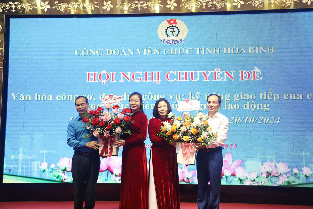 Leaders of the Provincial Federation of Labor and units presented flowers to congratulate leaders and union members of the Provincial Civil Servants' Union. Photo: Minh Nguyen