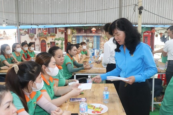 Ms. Huynh Thi Tuyet Vui - President of Dong Thap Provincial Labor Federation - presented support money to union members and workers. Photo: Luu Hung