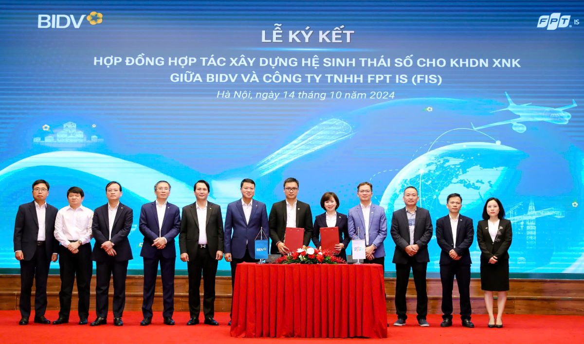 Lễ ký kết hợp tác xây dựng Hệ sinh thái số cho doanh nghiệp xuất nhập khẩu giữa ngân hàng BIDV và FPT IS hôm 14.10 tại Hà Nội. Ảnh: FPT