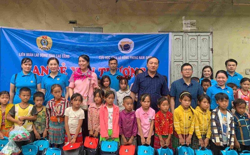 Cao Bang Provincial Federation of Labor continues to connect and support people in difficult areas. Photo: Nong Quyen.