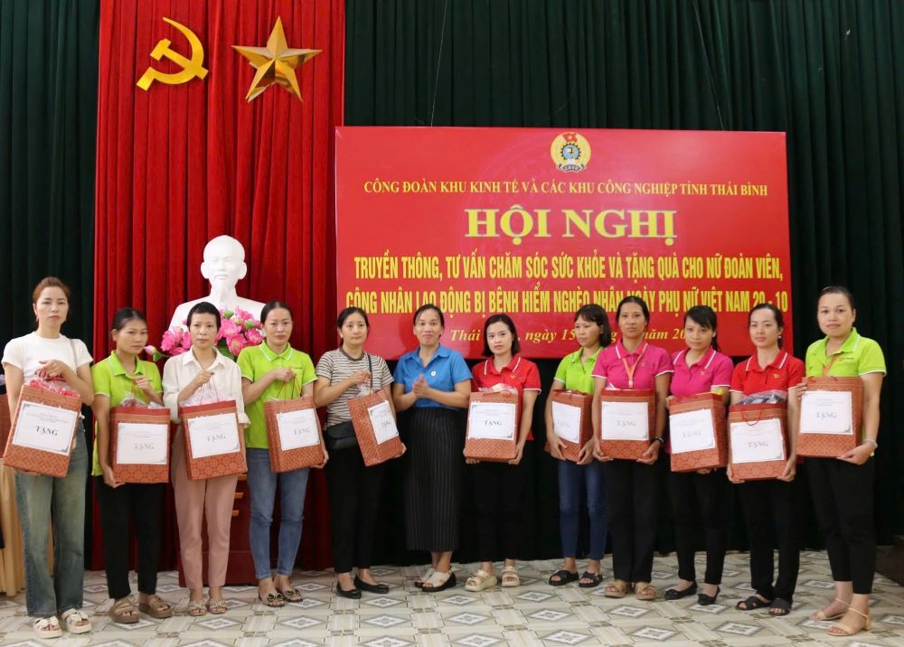 Ms. Pham Thi Thang - Vice President of Thai Binh Provincial Labor Federation presents gifts to female workers with serious illnesses. Photo: Ba Manh