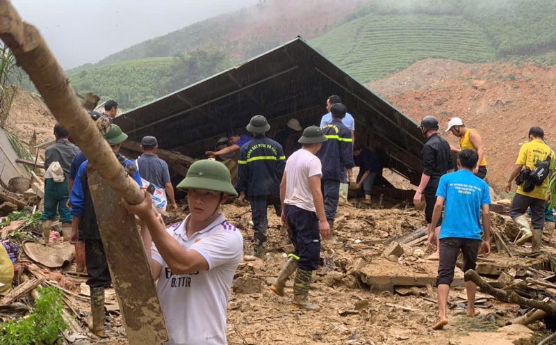 Storm No. 3 caused many houses of Lao Cai people to be damaged and collapsed. Photo: Dinh Dai