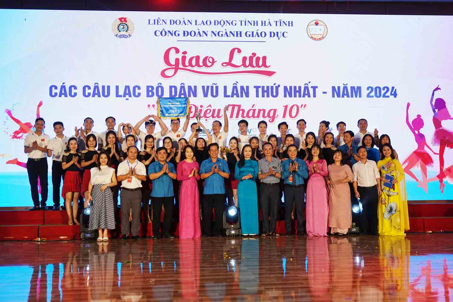 Awarding the First Prize at the folk dance exchange program organized by Ha Tinh Education Union to the Folk Dance Club from Nghi Xuan High School. Photo: Tran Tuan