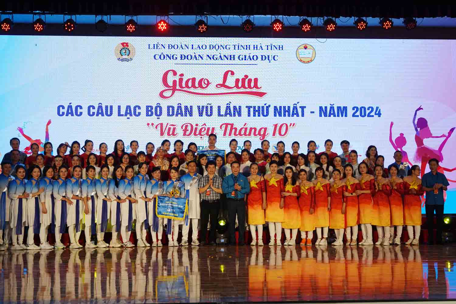 Cac thanh vien cua 3 CLB day giai nhi len nhan giai. Anh: Tran Tuan. 