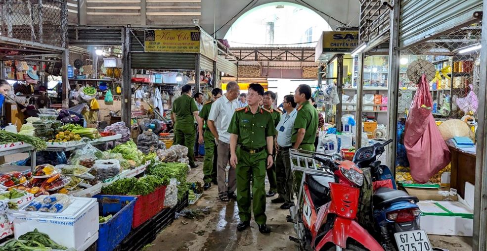 Đoàn giám sát tại chợ Long Xuyên. Ảnh: Nghiêm Túc