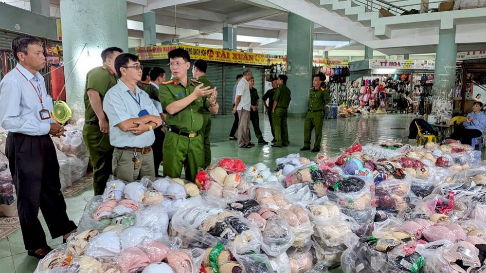 Đại tá Nguyễn Thế Hải, Phó Giám đốc Công an tỉnh làm Trưởng đoàn đã đến và tiến hành kiểm tra Phòng cháy chữa cháy, cứu nạn cứu hộ tại chợ Long Xuyên. Ảnh: Nghiêm Túc