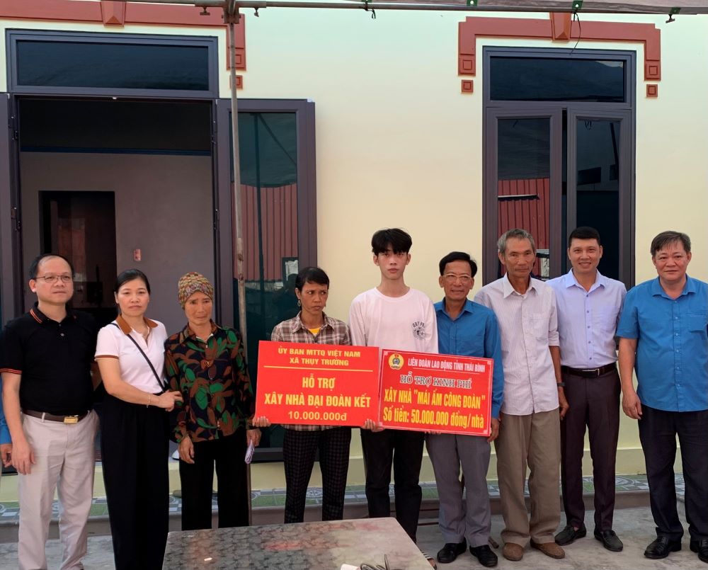 Leaders of Thai Binh Provincial Federation of Labor, Thai Thuy District Union, Dai Duong Garment Group Joint Stock Company, and leaders of Thuy Truong Commune presented gifts to encourage Mr. Mai Dang Nam. Photo: Ba Manh