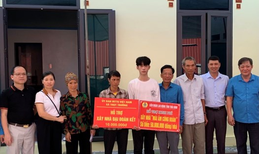 Lãnh đạo LĐLĐ tỉnh Thái Bình, Công đoàn huyện Thái Thụy, Công ty CP Tập đoàn may Đại Dương, lãnh đạo xã Thụy Trường trao quà động viên anh Mai Đăng Nam. Ảnh: Bá Mạnh