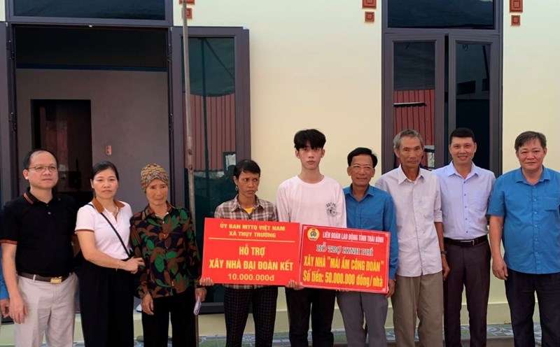 Leaders of Thai Binh Provincial Federation of Labor, Thai Thuy District Union, Dai Duong Garment Group Joint Stock Company, and leaders of Thuy Truong Commune presented gifts to encourage Mr. Mai Dang Nam. Photo: Ba Manh