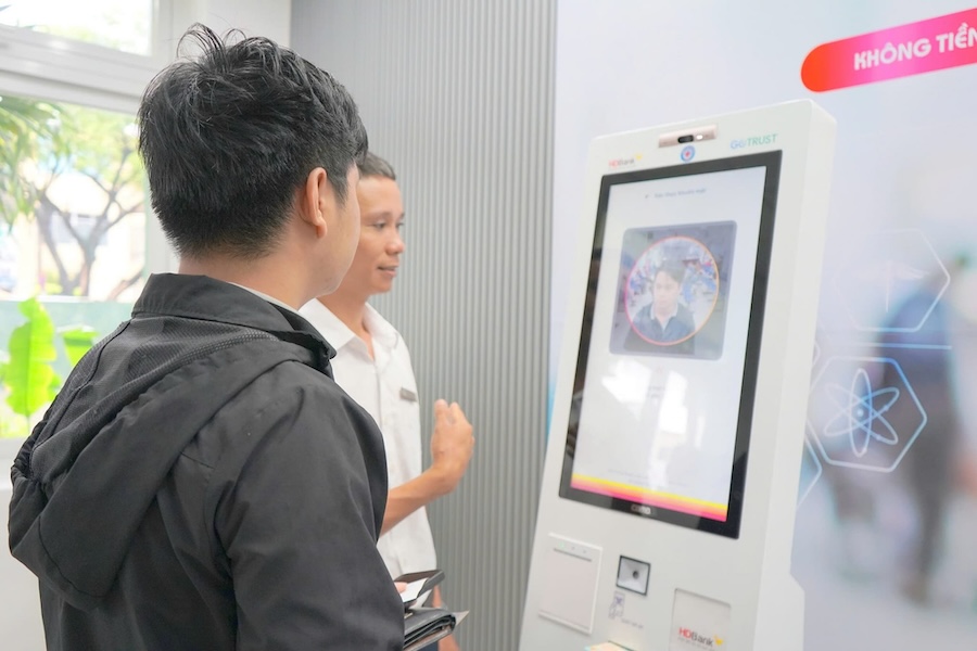 People register for medical examination using smart kiosks in Da Nang. Photo: Thanh Phuong