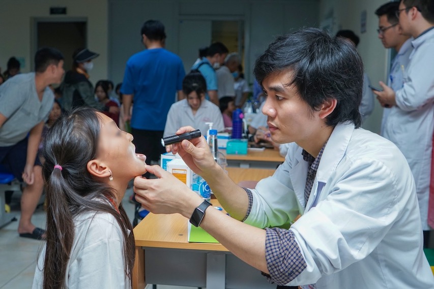 Doctor is examining and treating a patient. Illustration photo: Thanh Xuan