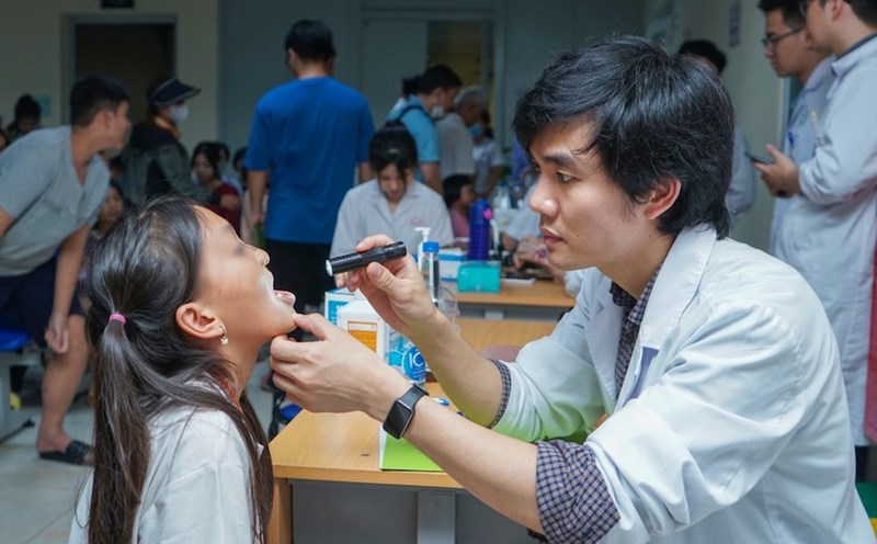 Doctor is examining and treating a patient. Illustration photo: Thanh Xuan
