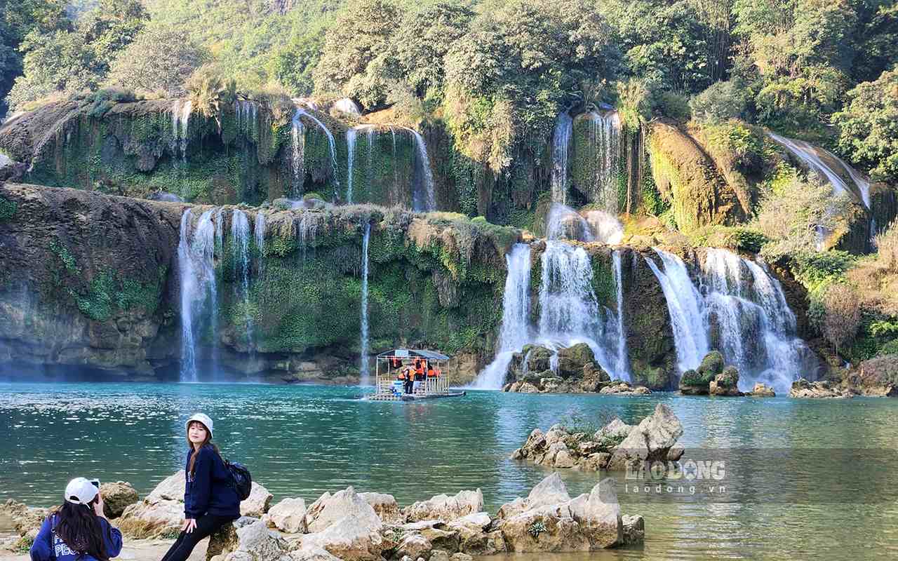 Du khach bay to hao hung khi co co hoi tham quan khu canh quan. Thoi gian qua, co so ha tang ky thuat trong Khu canh quan hai Ben cung duoc quan tam dau tu, xay dung. 