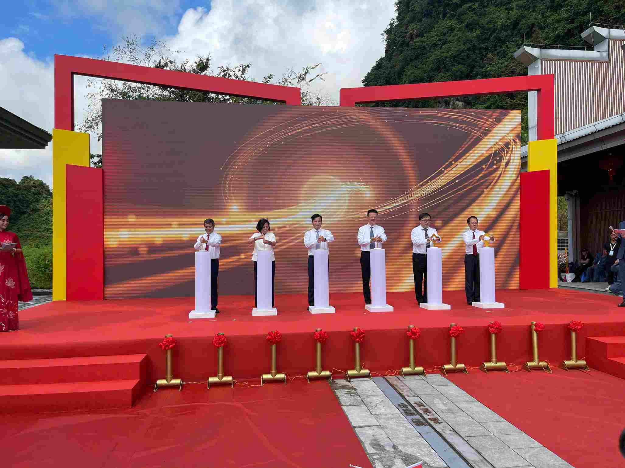 Sang 15.10, tai khu vuc giua hai tram kiem soat hai ben da dien ra le van hanh chinh thuc khu canh quan thac Ban Gioc (Viet Nam) - Duc Thien (Trung Quoc).