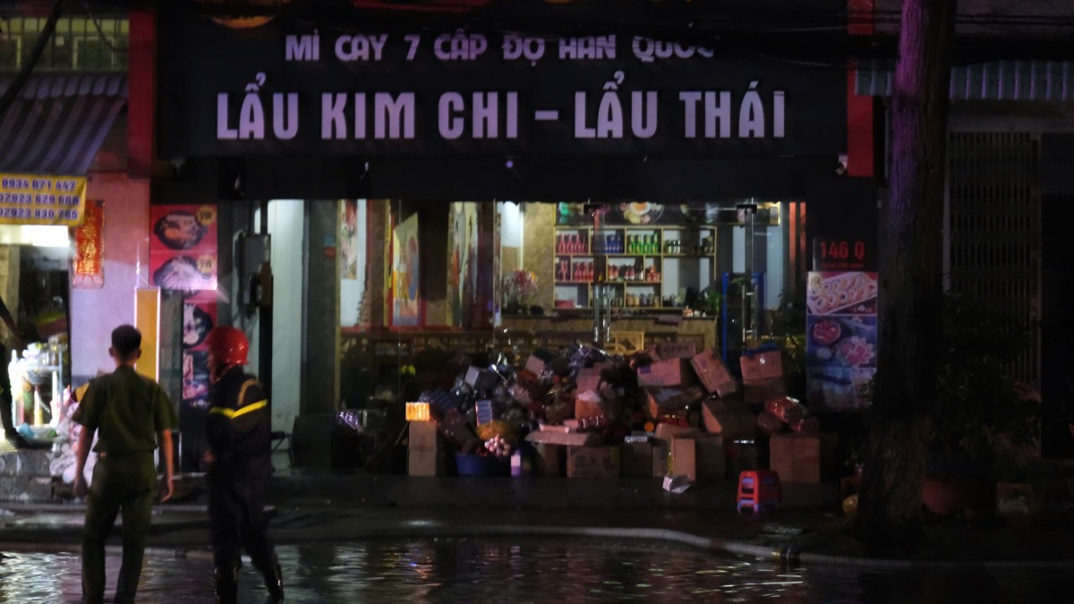 Khoang 18h, toan tuyen duong Tran Van Hoai deu cup dien. Moi thu chim trong bong toi, chi co anh den cua cac phuong tien di chuyen qua lai, nguoi dan loi nuoc den xem cang dong hon.