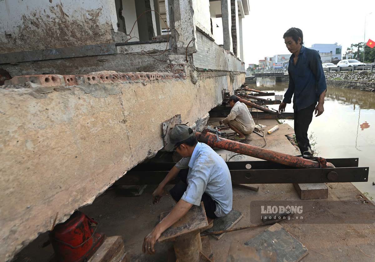 Ngoi nha 2 tang o xa Nghia Trung (huyen Nghia Hung, tinh Nam Dinh) duoc “than den” di doi o thoi diem quay goc 90 do. Anh: Luong Ha