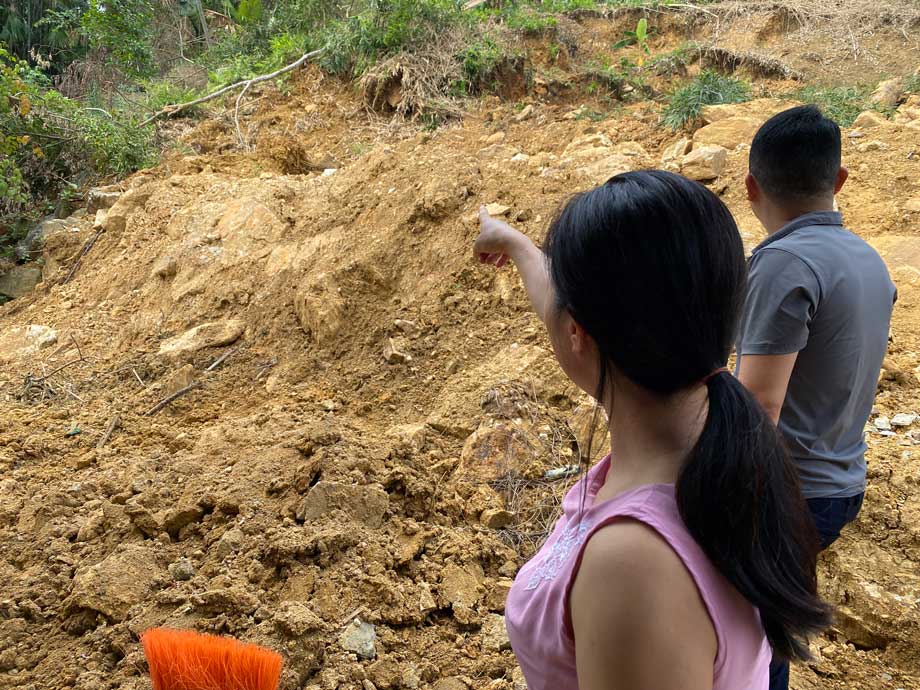 Ba Hoang Thi Tho lo au nhin vao khoi dat da sat xuong phia sau nha. Anh: Tran Bui