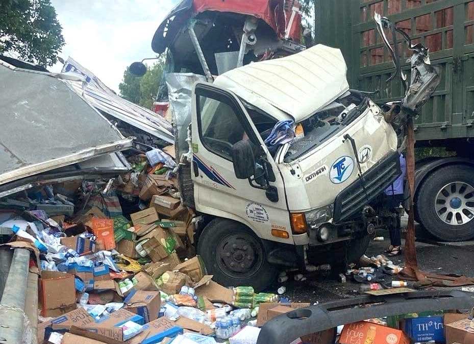 Truck driver trapped in cabin after accident. Photo: Hai Dang