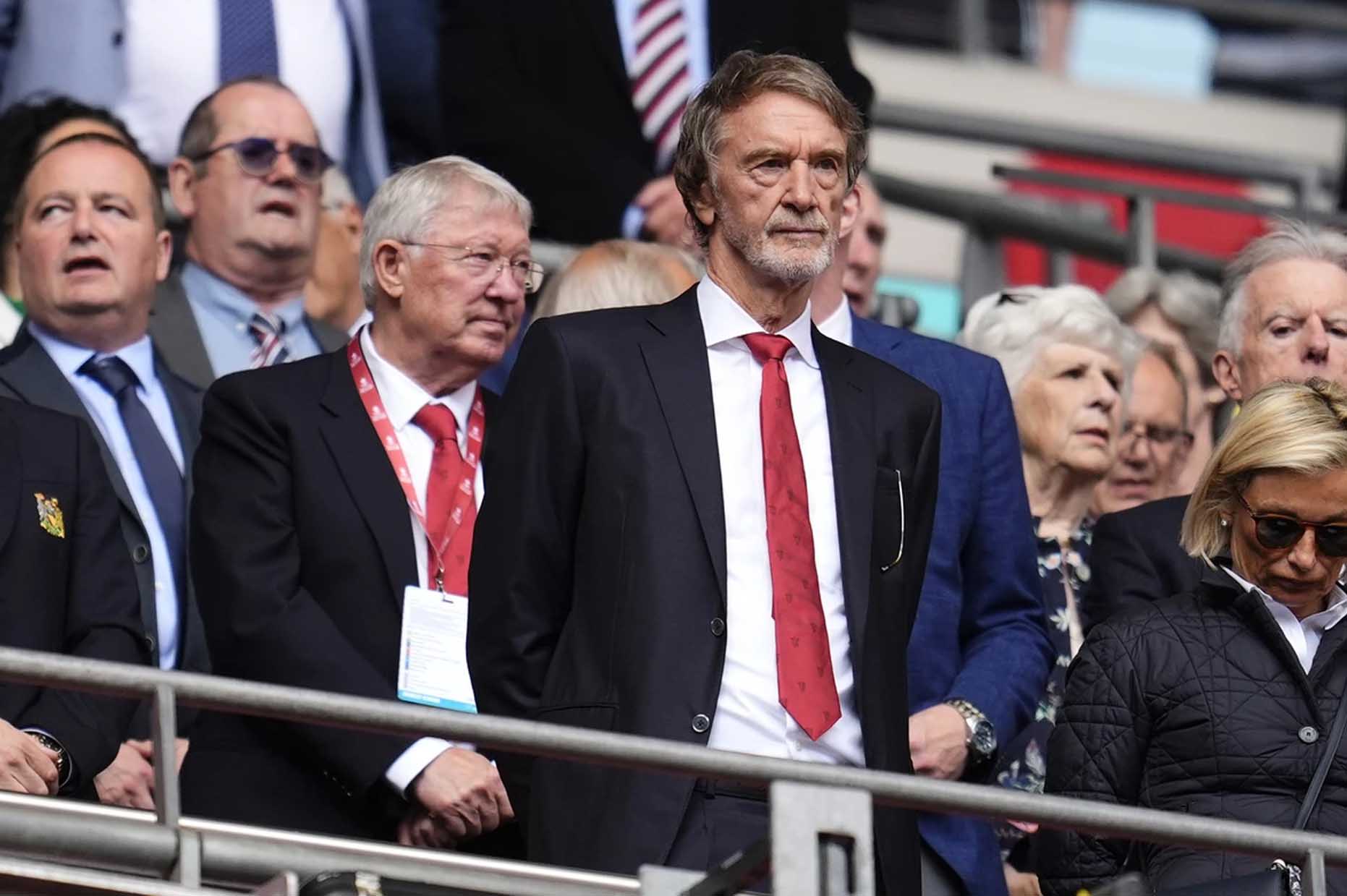 Quyet dinh cua Sir Jim Ratcliffe co the nhan duoc su dong thuan tu Sir Alex Ferguson nhung tu phia co dong vien cau lac bo, dieu do chua chac. Anh: AFP