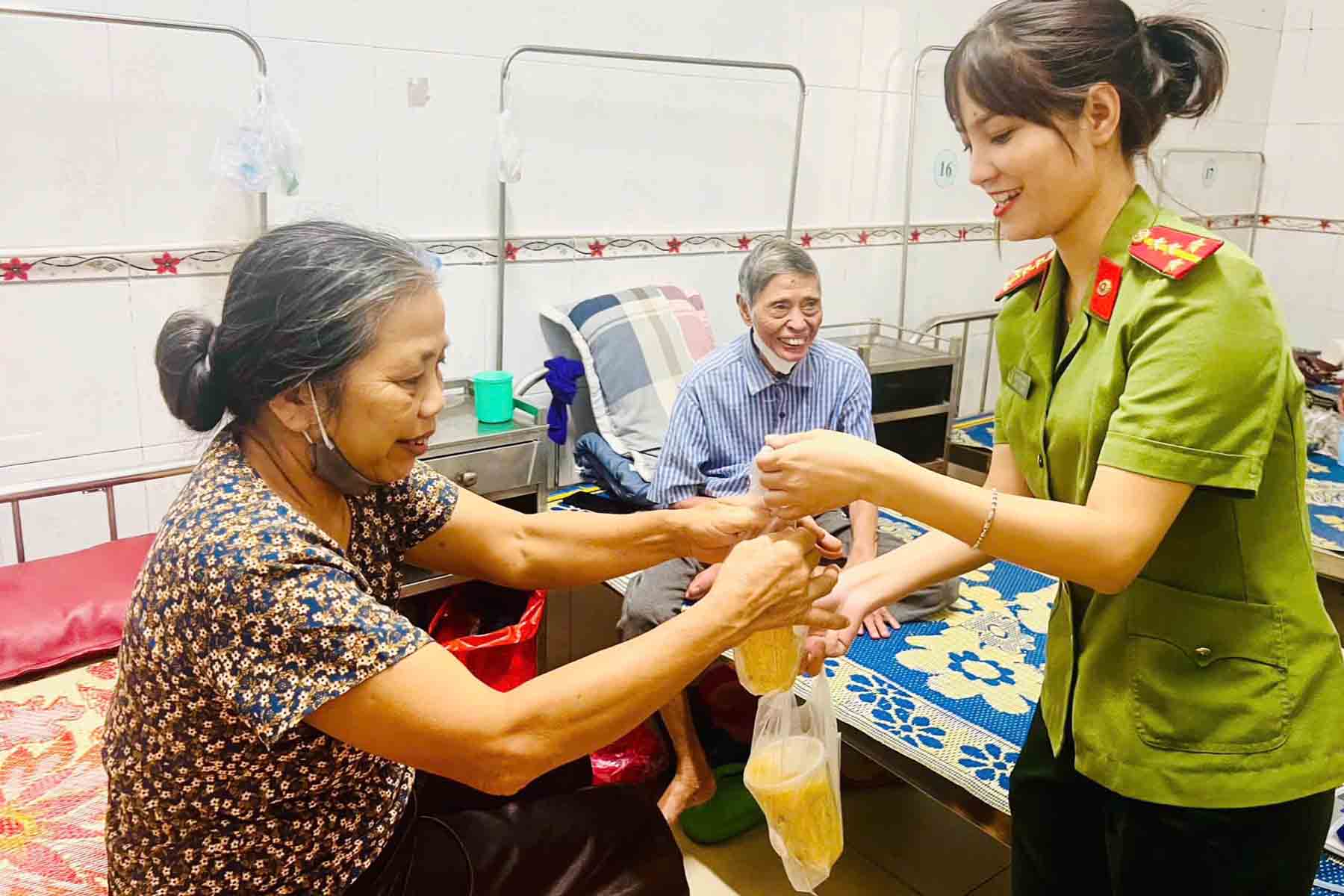 Female police officers of Huong Khe district distribute free porridge to patients being treated at Huong Khe District Medical Center. Photo: Ha Tinh Police