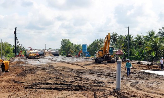 Thi công cao tốc Cần Thơ - Cà Mau. Ảnh: Tạ Quang