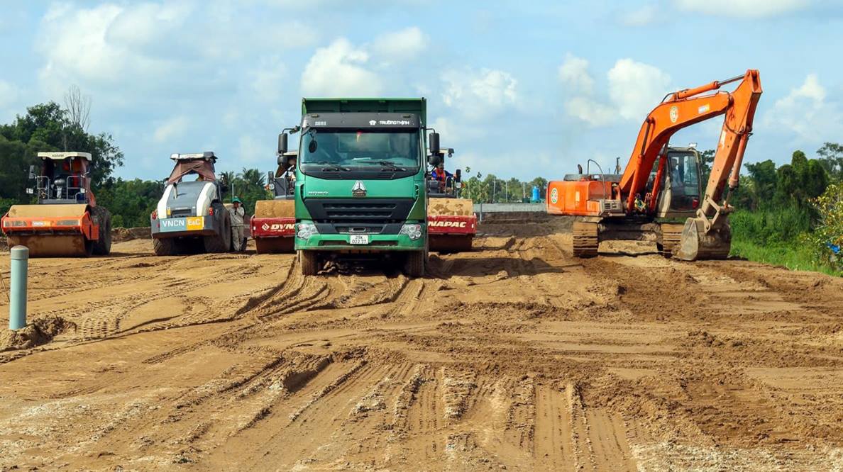 May moc thi cong cao toc Can Tho - Ca Mau. Anh: Ta Quang