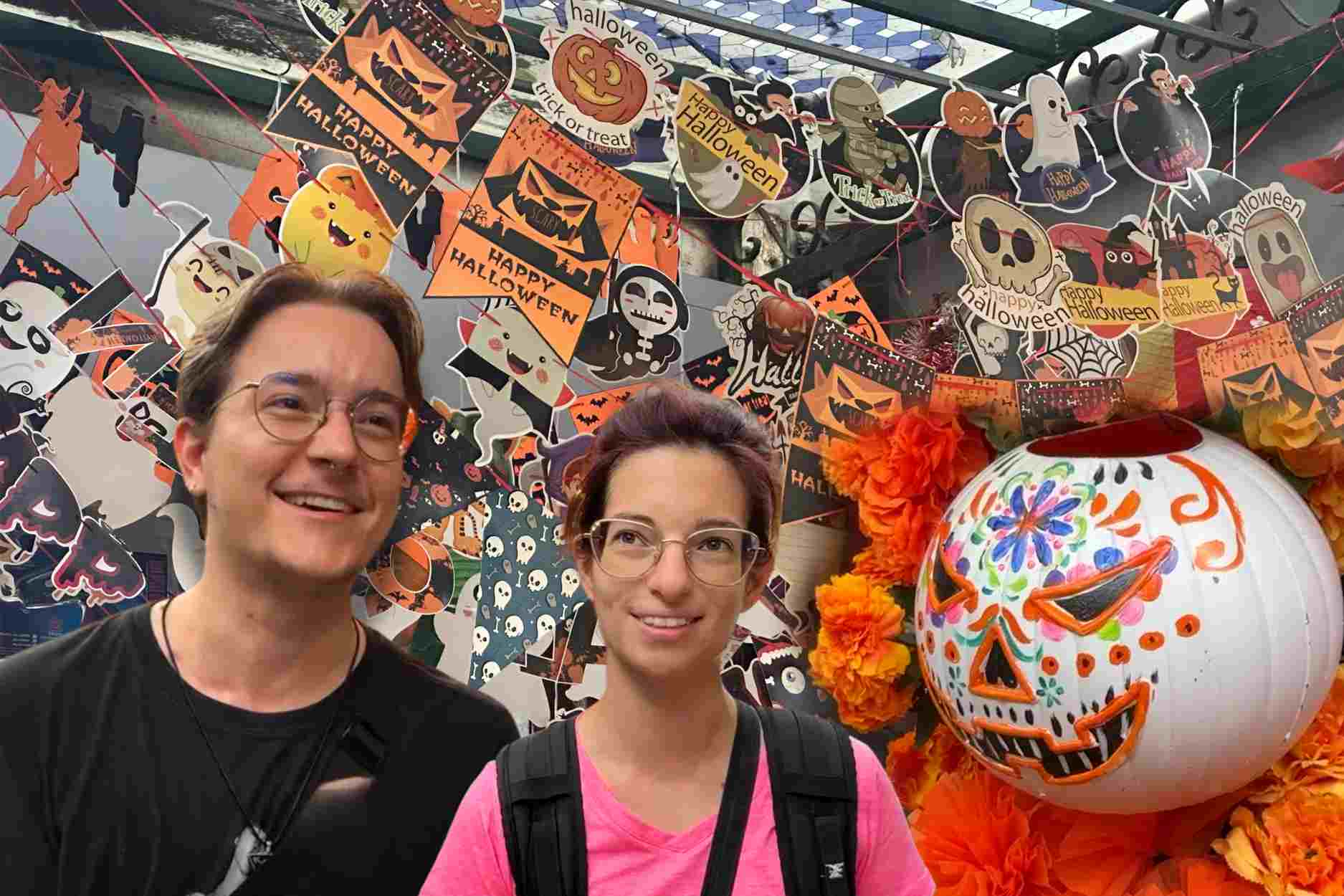 Du khách quốc tế bất ngờ với phố Halloween giữa lòng Hà Nội