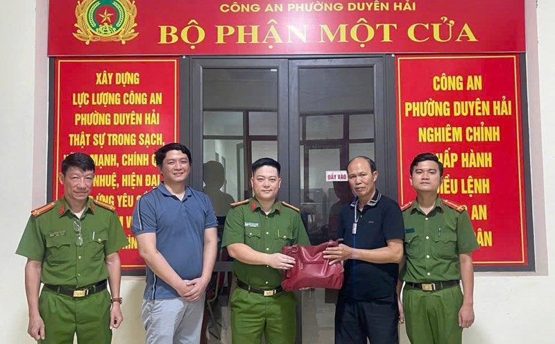 Mr. Phung Van Hieu (blue T-shirt) and the Duyen Hai Ward Police (Lao Cai City) returned the property to the person who lost it. Photo: Tong Hue