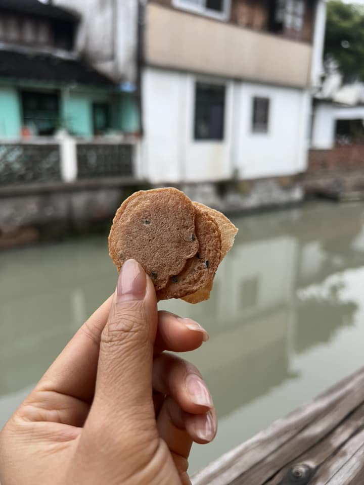 Tren trang ca nhan, H'Hen Nie hao hung khoe vua uong tra vua thuong thuc mot loai banh nho nhu banh dong tien cua Viet Nam. Anh: FBNV