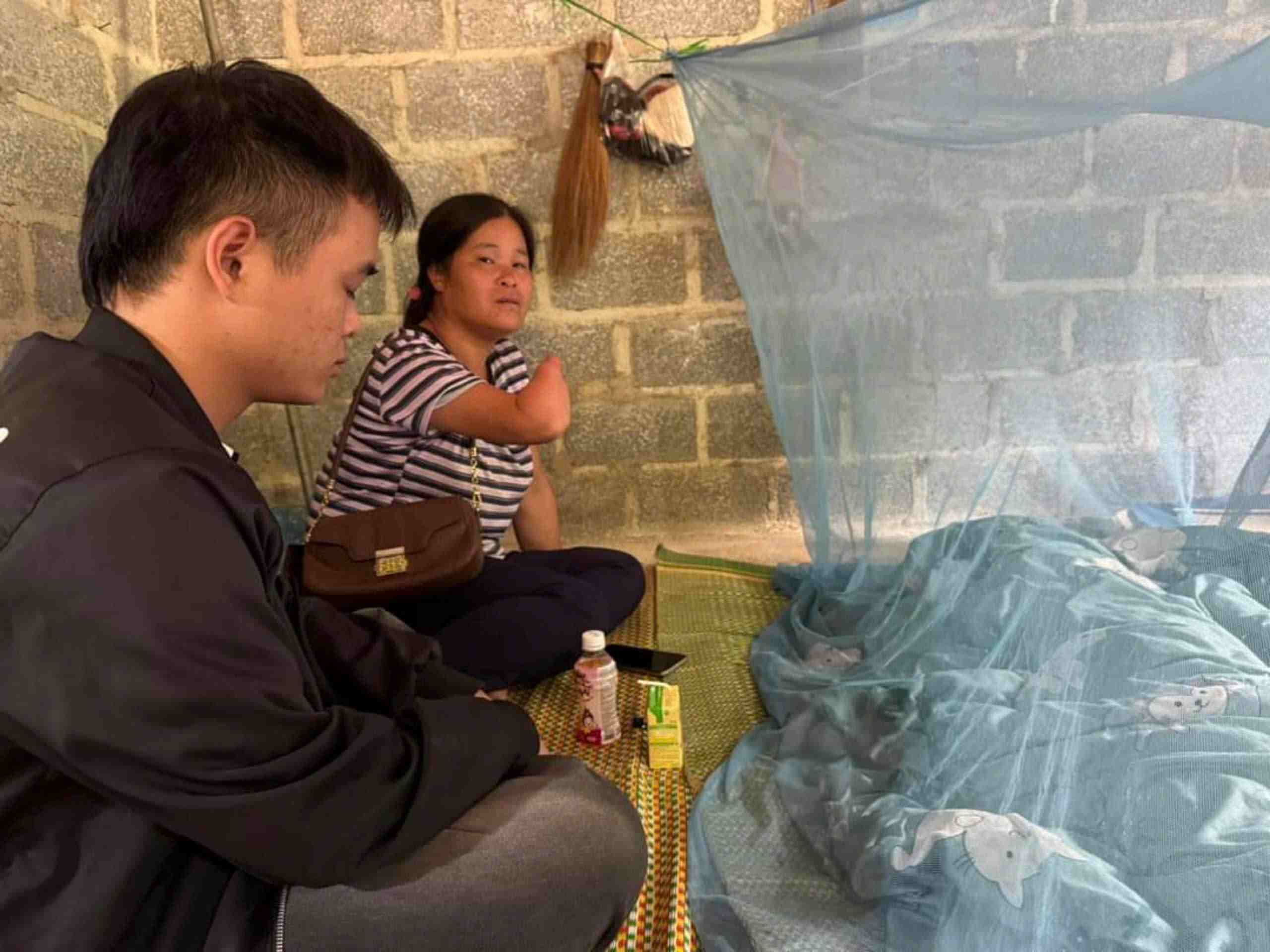 Ms. Luong Thi Lieu was devastated when her little daughter died in a traffic accident. Photo: Tan Van.