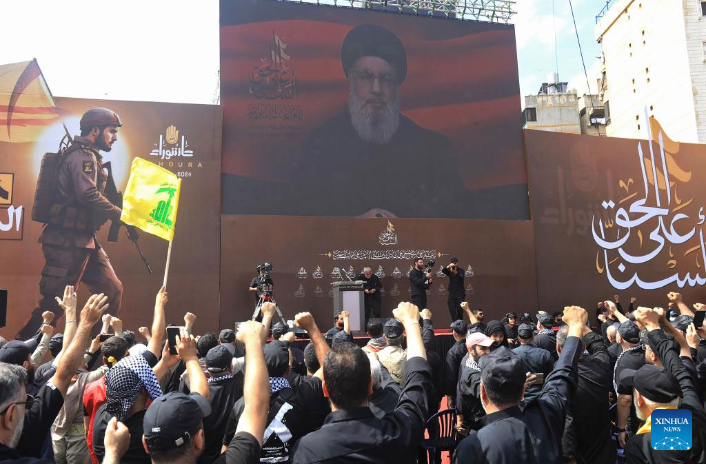Người ủng hộ Hezbollah ở Lebanon nghe thủ lĩnh Hassan Nasrallah phát biểu ngày 17.7.2024. Ảnh: Xinhua