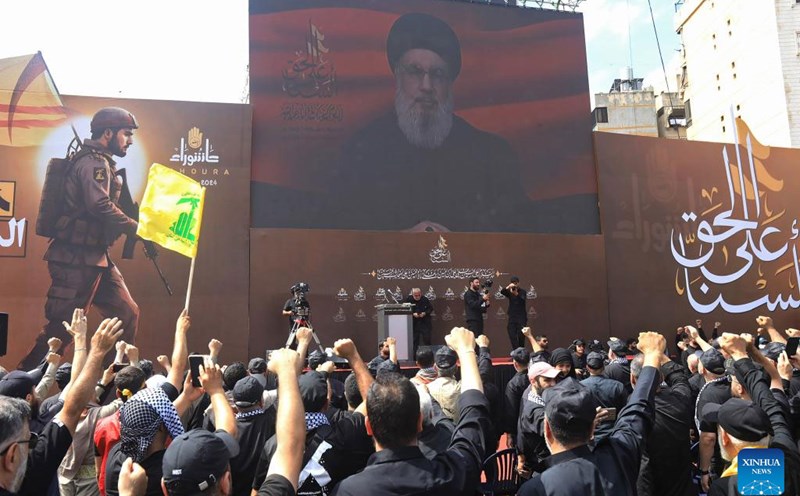 Người ủng hộ Hezbollah ở Lebanon nghe thủ lĩnh Hassan Nasrallah phát biểu ngày 17.7.2024. Ảnh: Xinhua
