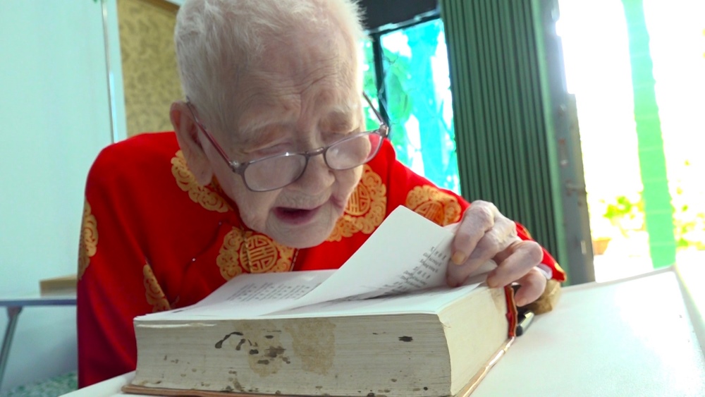 106-year-old woman in Dong Thap is still lucid, playing chess and reading books