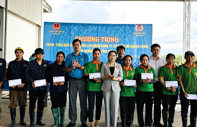 Cong doan Dak Lak va doan Dai bieu Quoc hoi tinh danh nhung loi dong vien khich le den cong nhan lao dong dang lam viec tai dia ban huyen Krong Pak. Anh: Bao Trung