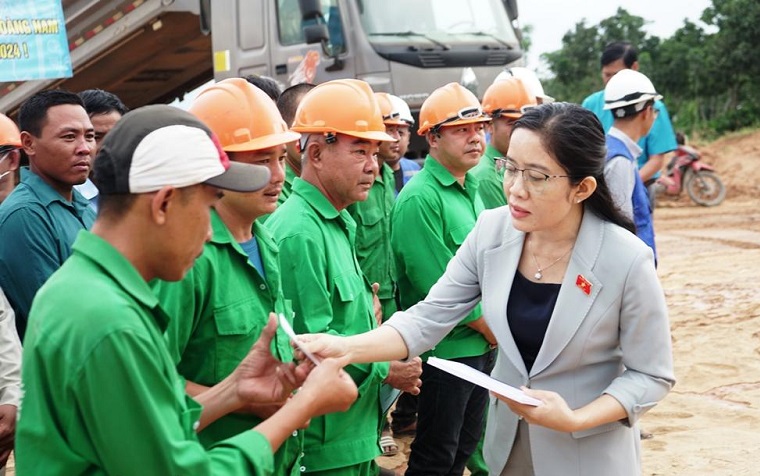 Ms. Le Thi Thanh Xuan - Deputy Head of the Provincial National Assembly Delegation (and Director of the Department of Education and Training) presented gifts to workers working on the Khanh Hoa - Buon Ma Thuot expressway project. Photo: Bao Trung