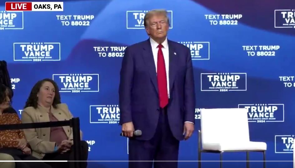 Ông Donald Trump trên sân khấu lắc lư theo nhạc. Ảnh cắt từ video