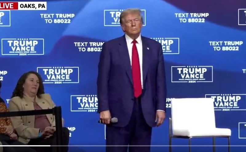 Ông Donald Trump trên sân khấu lắc lư theo nhạc. Ảnh cắt từ video