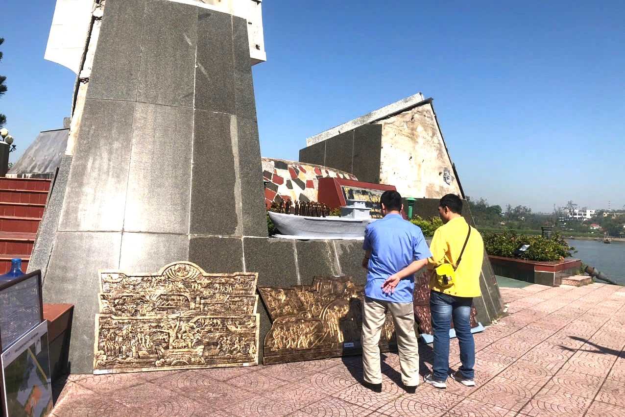 Hai Phong trung bay xin y kien nhan dan ve mau phac thao Dai tuong Vo Nguyen Giap voi Luc luong Hai Quan, Tau khong so va cac chien si. Anh: Cong TTDT Hai Phong