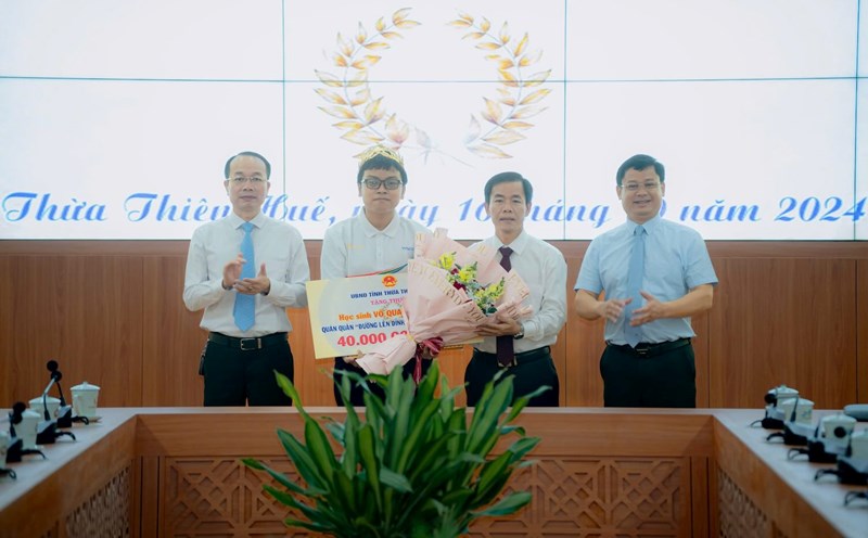 Chủ tịch UBND tỉnh Thừa Thiên Huế Nguyễn Văn Phương (thứ 2 từ phải sang) tặng hoa chúc mừng Quán quân Olympia năm 2024. Ảnh: Ngọc Hiếu.