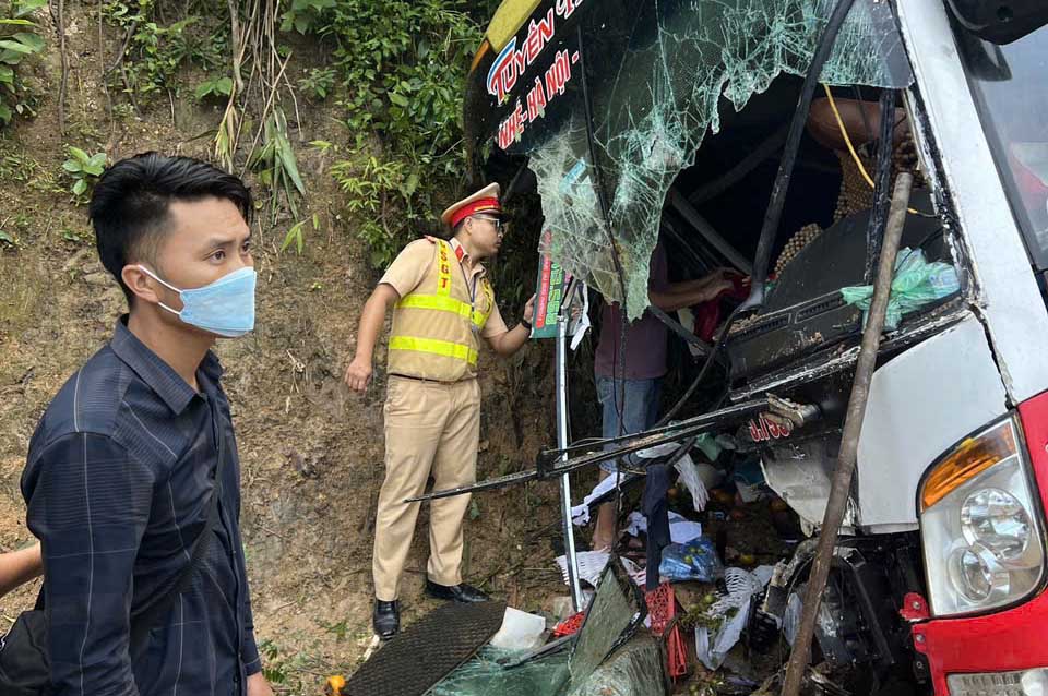 Vụ tai nạn xe khách tại Điện Biên khiến ít nhất 1 người chết, gần 20 người bị thương. Ảnh: Người dân cung cấp