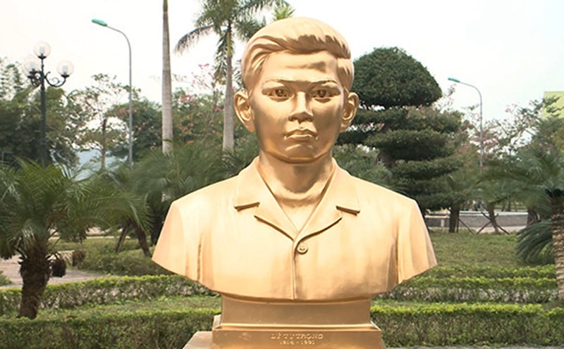 Statue of patriotic young man, heroic martyr Ly Tu Trong. Photo: Central Committee of Ho Chi Minh Communist Youth Union.